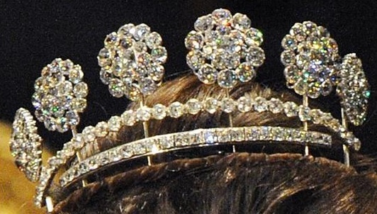 File:Tiaras Sweden Six Button Tiara.jpg