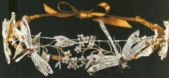 File:Tiaras the Two Sicilies Ruby Dragonfly Tiara.jpg