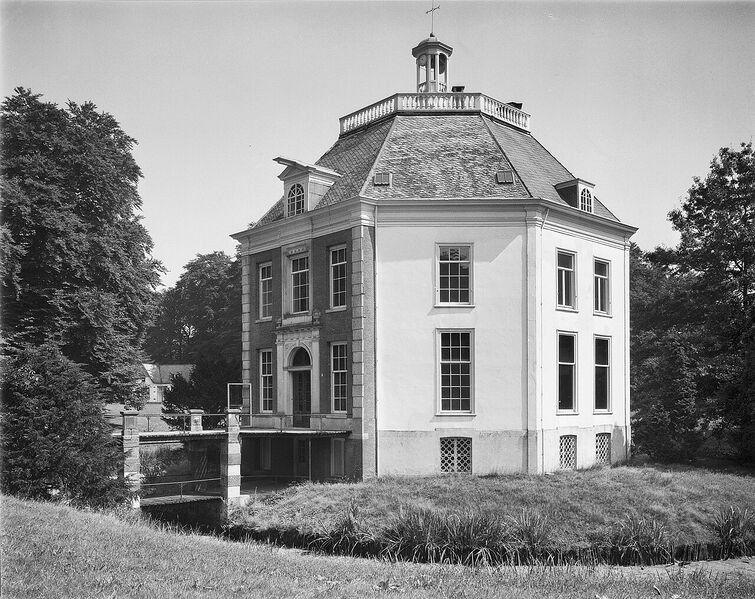 File:Residences the Netherlands Drakensteyn Castle.jpg