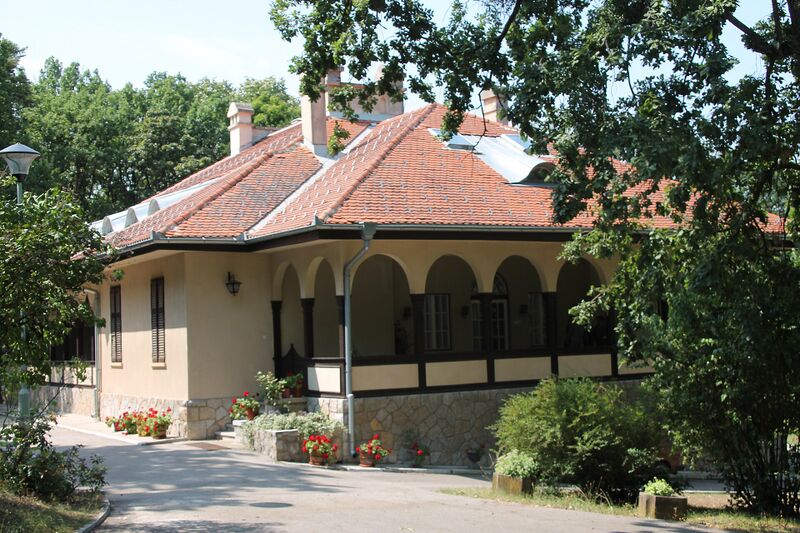 File:Residences Yugoslavia Queen's Villa.jpg