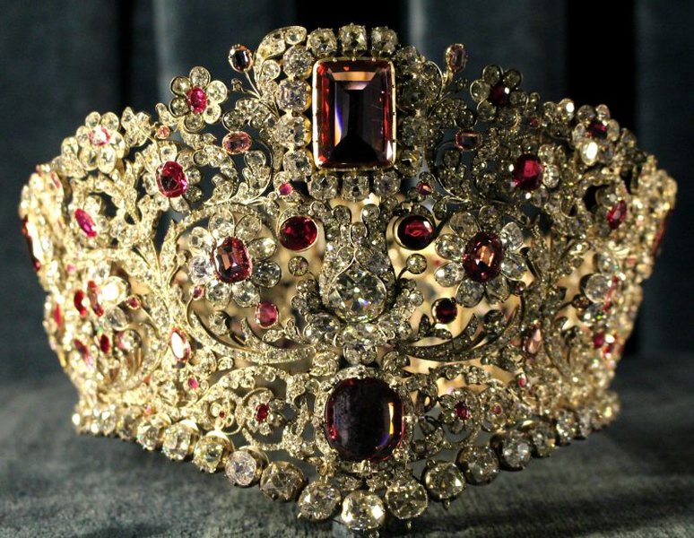 File:Tiaras Bavaria Bavarian Ruby and Spinel Tiara.png