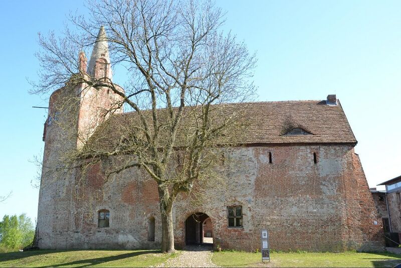 File:Residences Mecklenburg Nobility Maltzahn Klempenow Castle.jpg