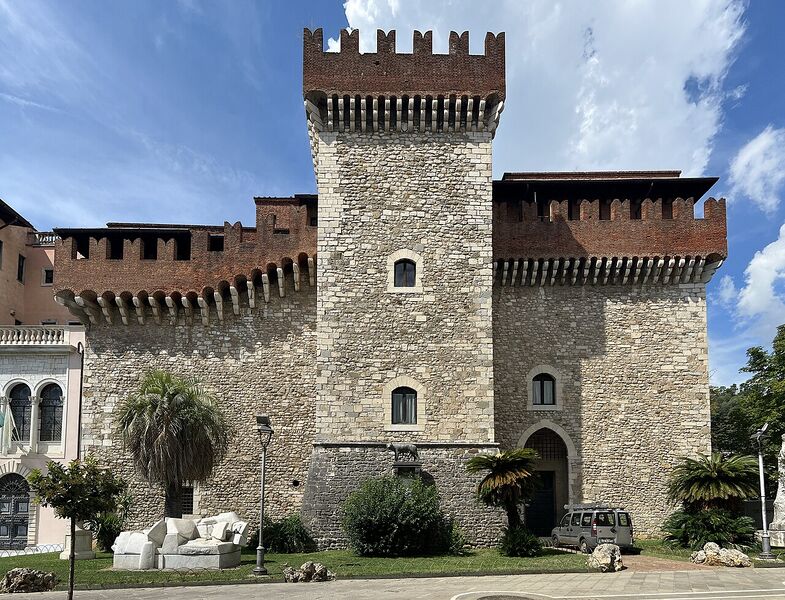 File:Residences Tuscany Palazzo Cybo Malaspina.jpg