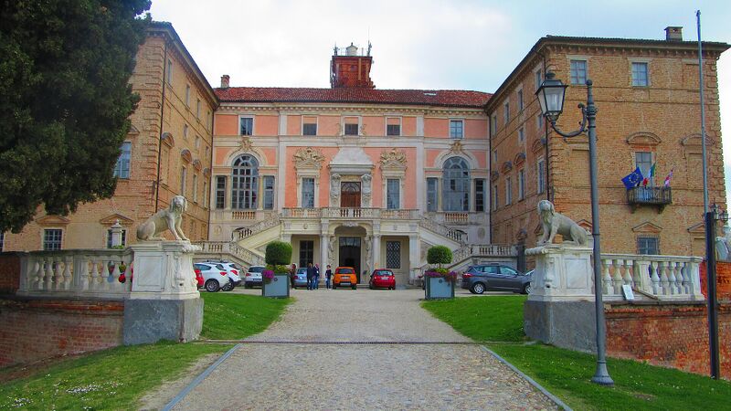 File:Residences Sardinia Govone Castle.jpg