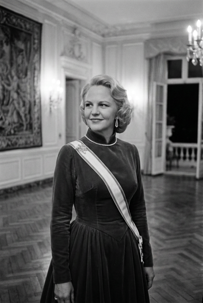 File:Grimaldi Antoinette.png