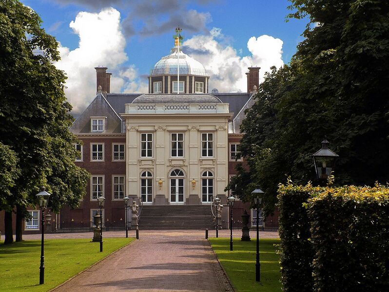 File:Residences the Netherlands Huis ten Bosch.jpg