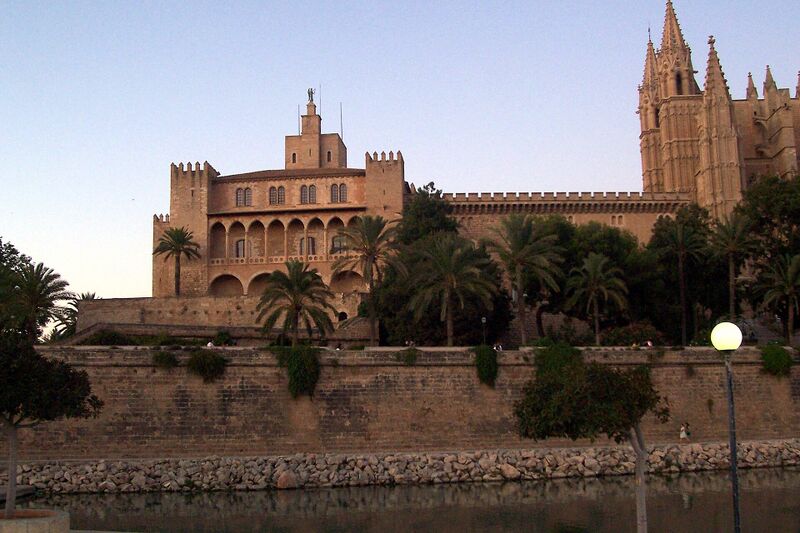 File:Residences Spain La Almudaina.jpg